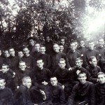 Chevetogne (Bélgica) 1934. Grupo de juniores. Tomás aparece el tercero por la izquierda de la fila central.